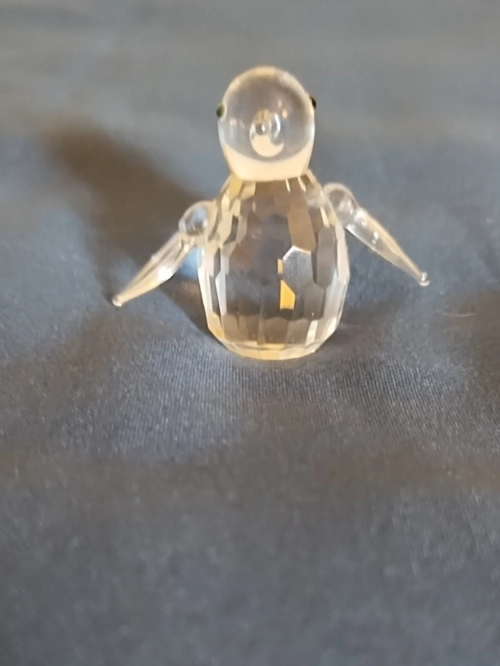 SWAROVSKi CRYSTAL MINIATURE PENGUIN, 1985 KINGDOM OF ICE AND SNOW.